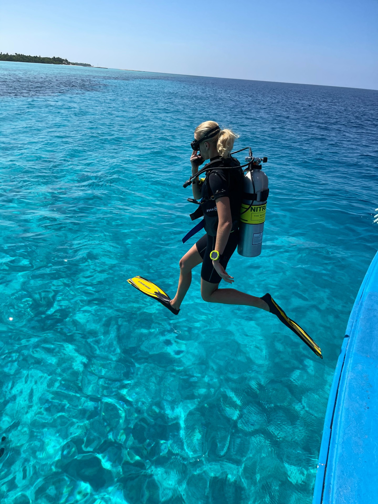 https://www.zannavandijk.co.uk/beginners-guide-to-scuba-diving/ing into the sea with scuba diving pack